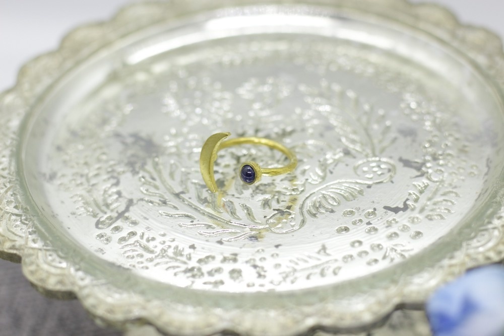 金色の月と宵闇サファイアのリング