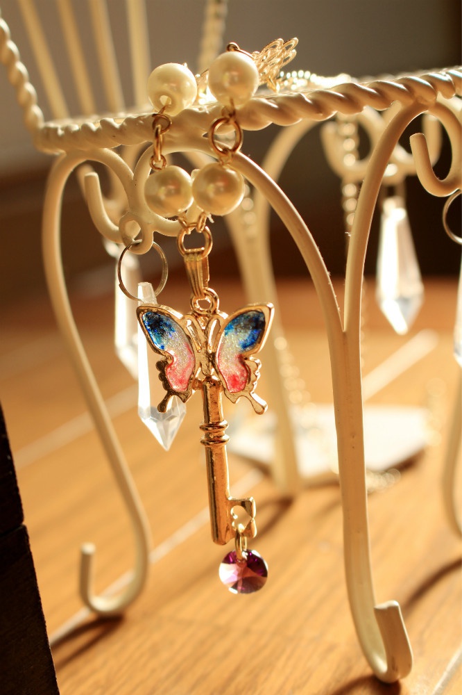 蝶の見る夢を開くペンダント