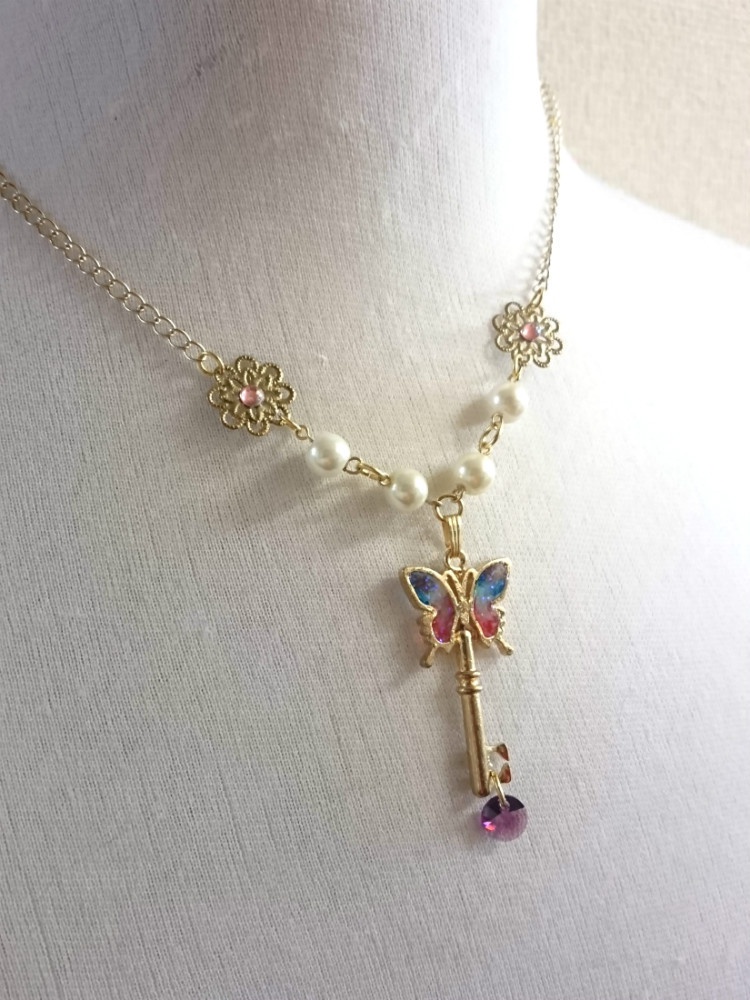 蝶の見る夢を開くペンダント