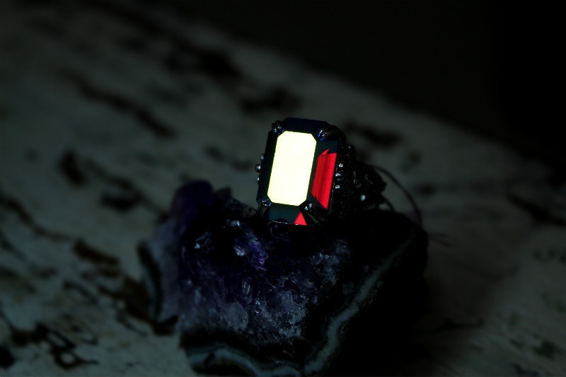 霧に隠れる赤い意思リング