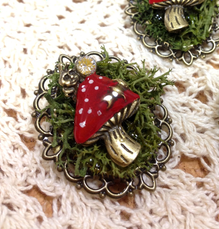 毒キノコとムカデのブローチ