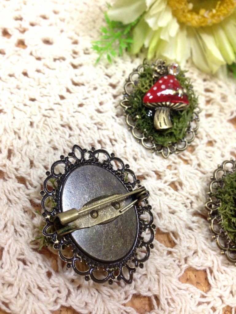 毒キノコとムカデのブローチ