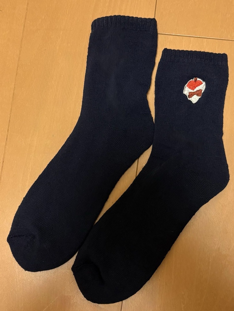 APPLeの刺しゅう入り靴下