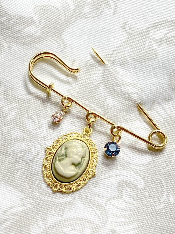 〈一点物〉【カメオ風ピンブローチ】