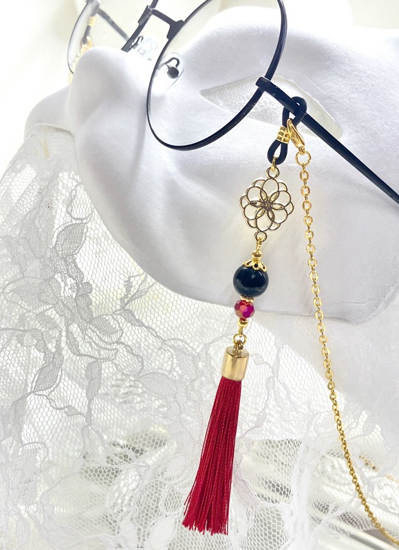 【アジアン風 眼鏡チャーム/イヤリング&ピアス】〈加州清光カラー〉