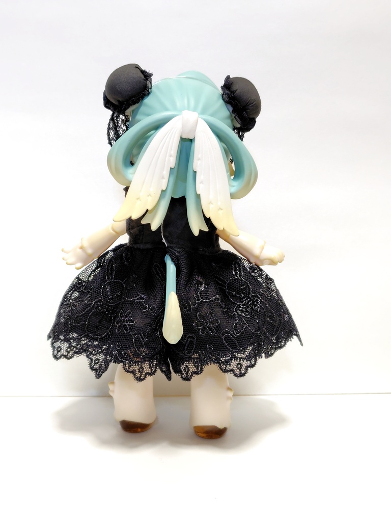 黒うさぎのショルダーフリルワンピース(シニヨン)