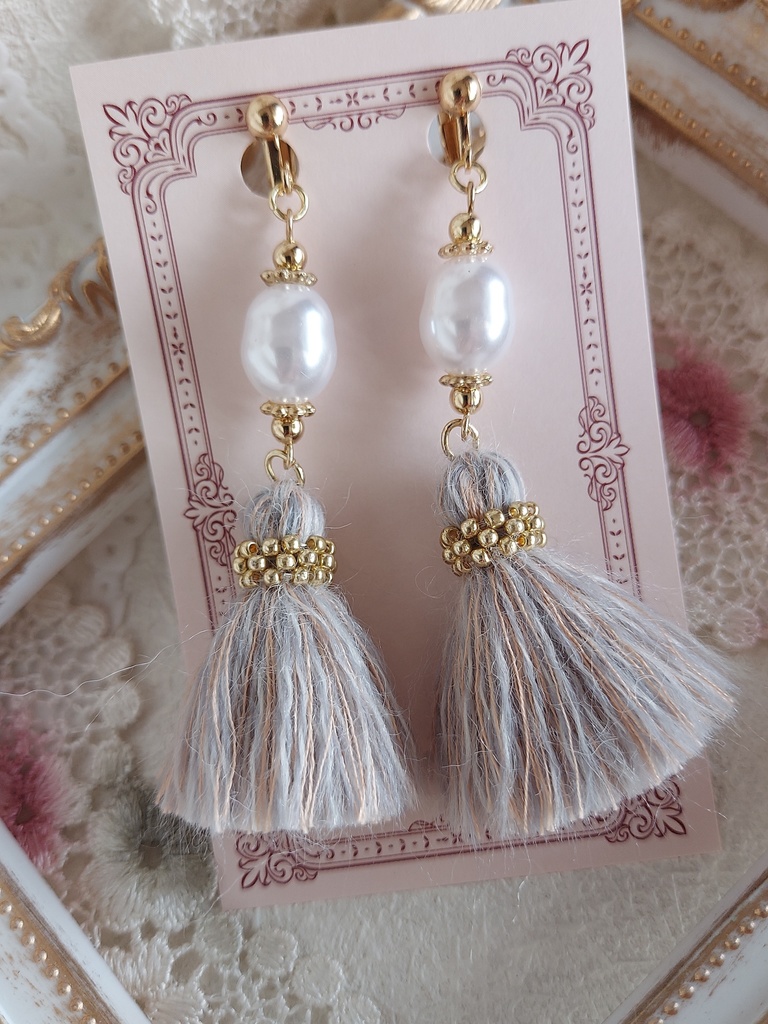 タッセルイヤリング 白 No.1