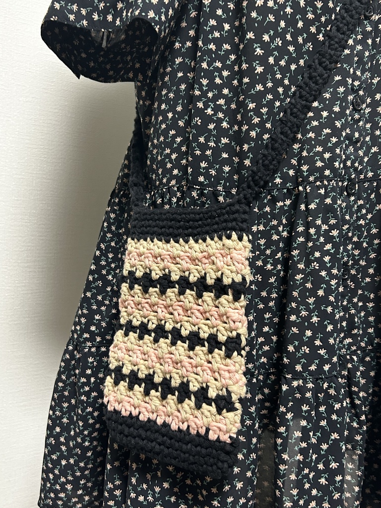手編みの肩掛けポシェット