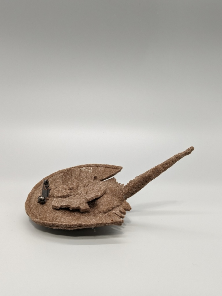 やわらかなカブトガニ  ブローチとキーホルダー