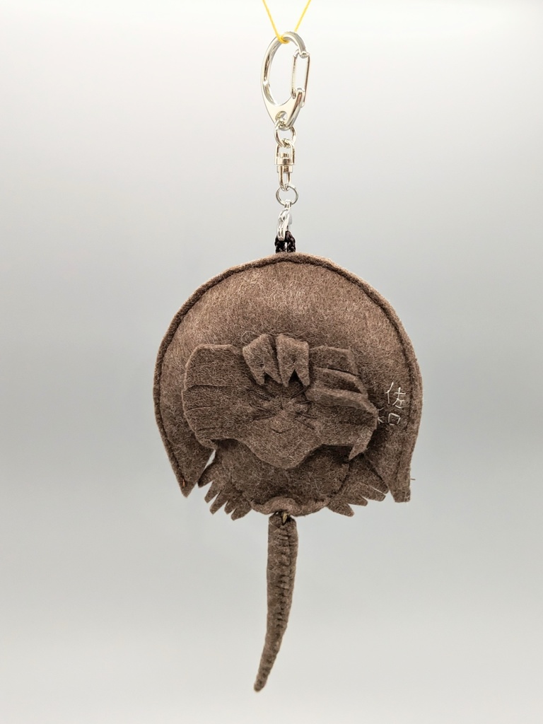 やわらかなカブトガニ  ブローチとキーホルダー