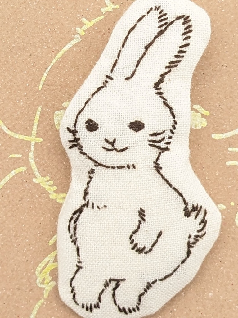 お絵かき刺繍ブローチ (ウサギとウサギとネコ)