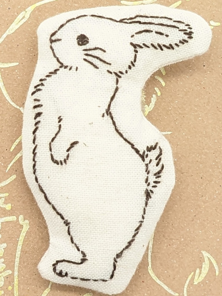 お絵かき刺繍ブローチ (ウサギとウサギとネコ)