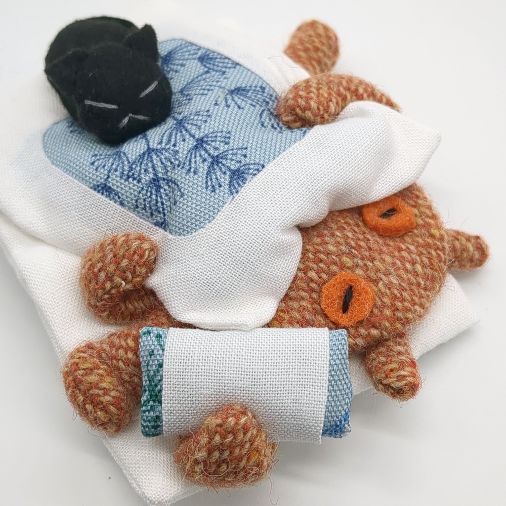 おふとんブローチ【メンダコ】