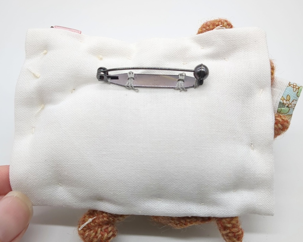 おふとんブローチ【メンダコ】