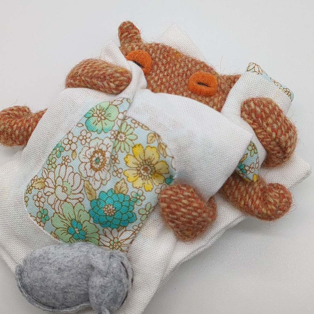 おふとんブローチ【メンダコ】