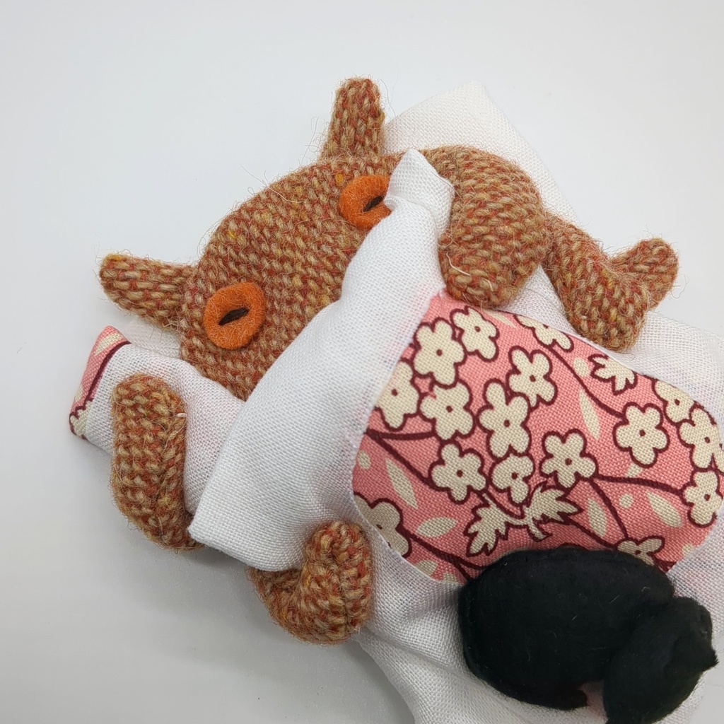 おふとんブローチ【メンダコ】