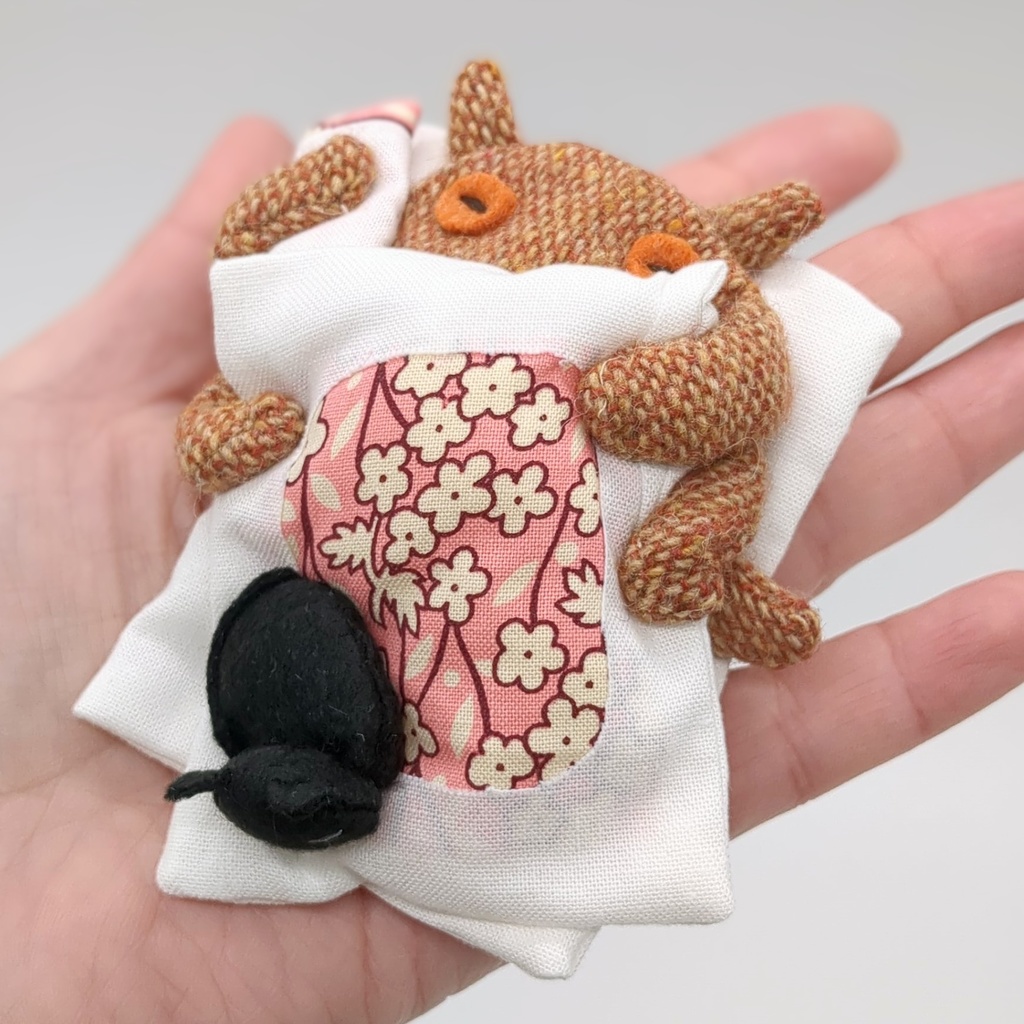 おふとんブローチ【メンダコ】