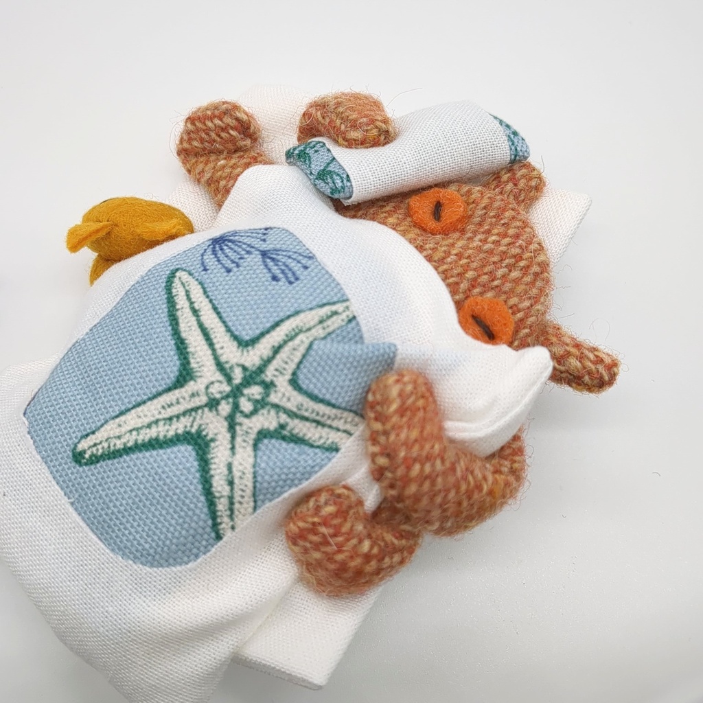 おふとんブローチ【メンダコ】