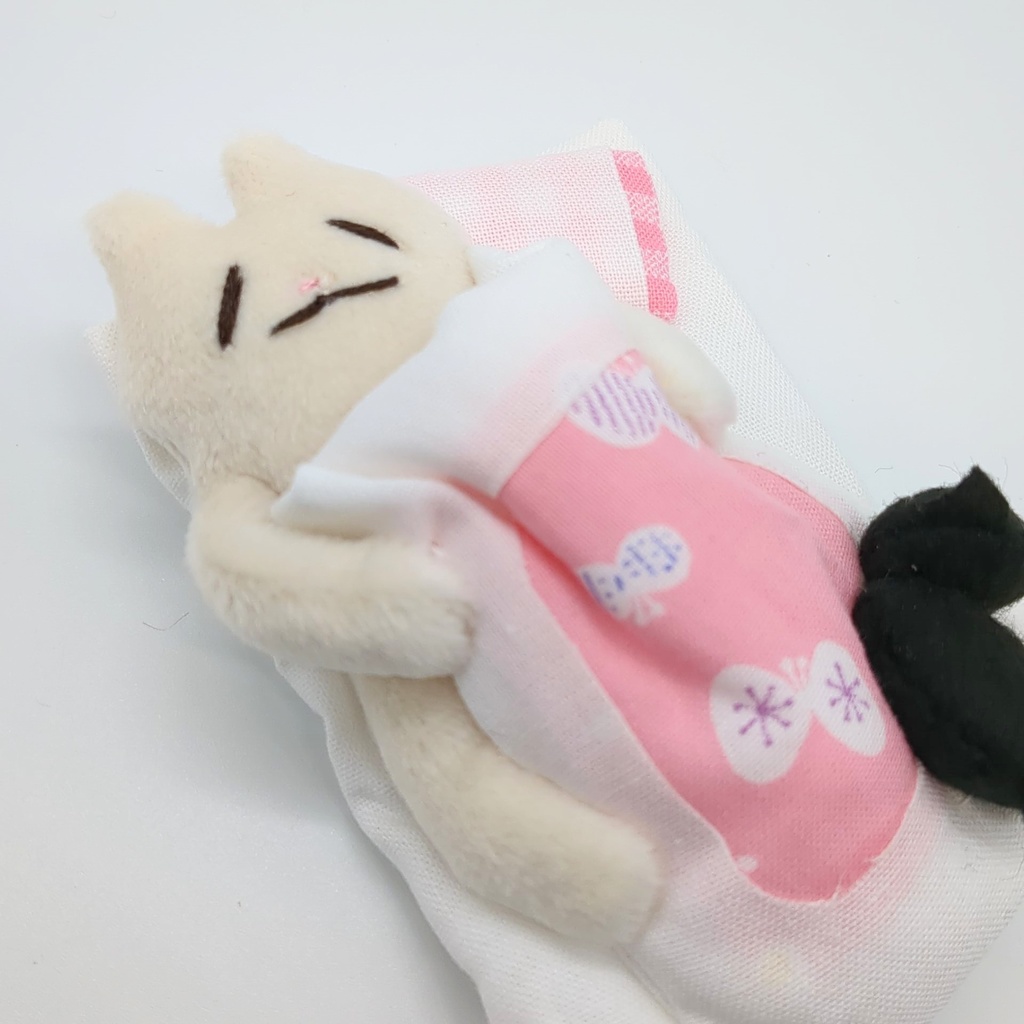 おふとんブローチ【白ネコ】