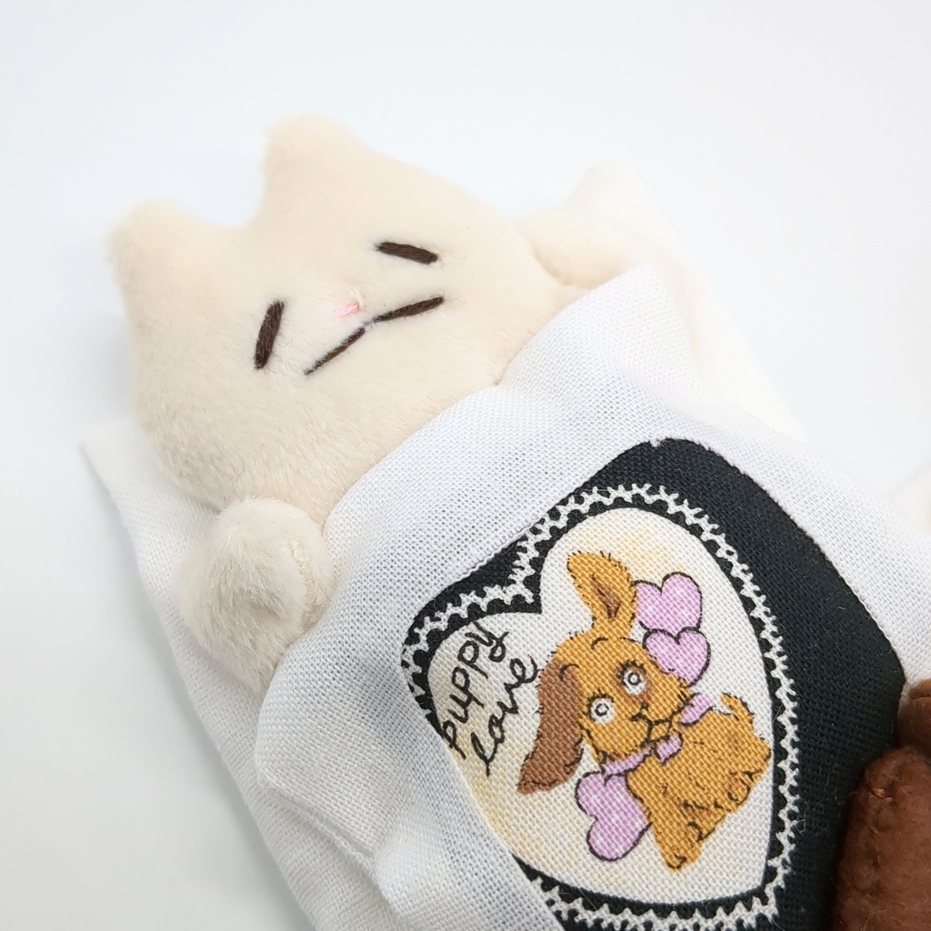 おふとんブローチ【白ネコ】