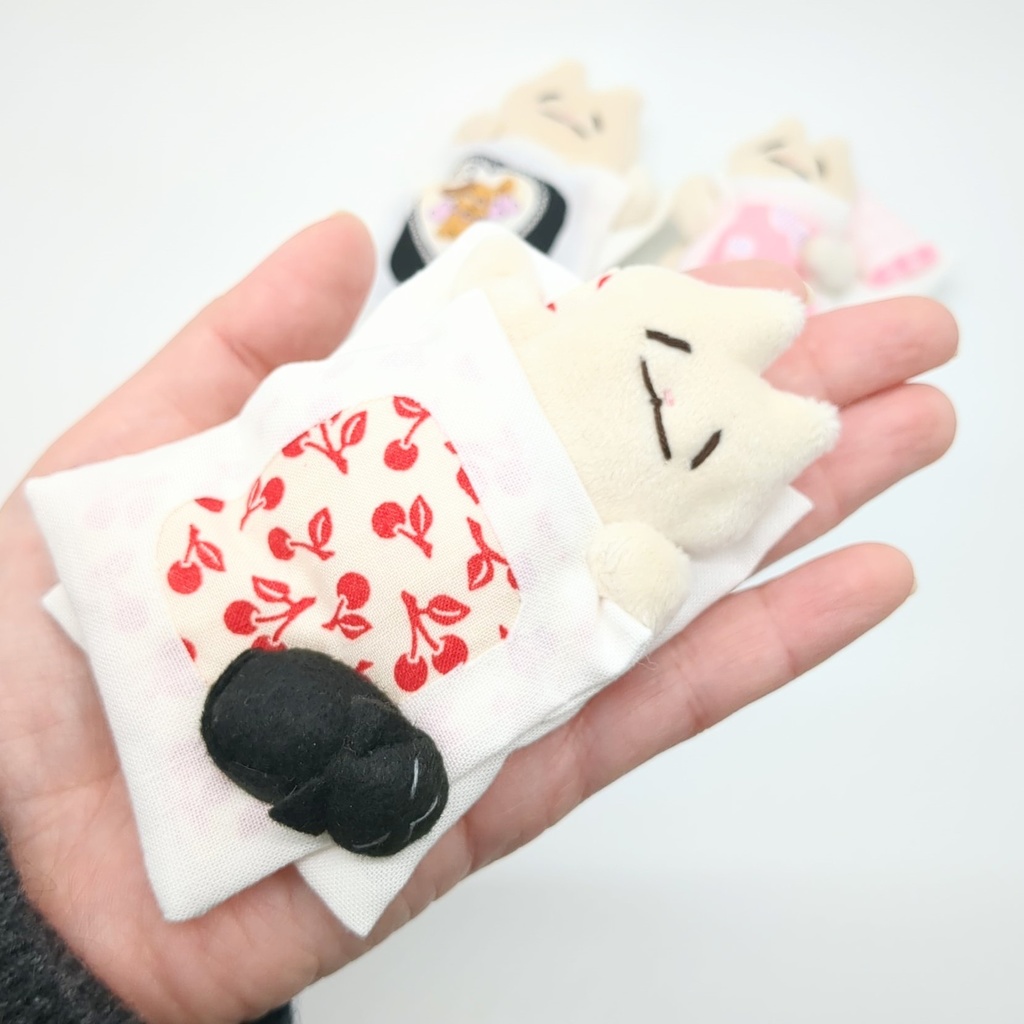 おふとんブローチ【白ネコ】