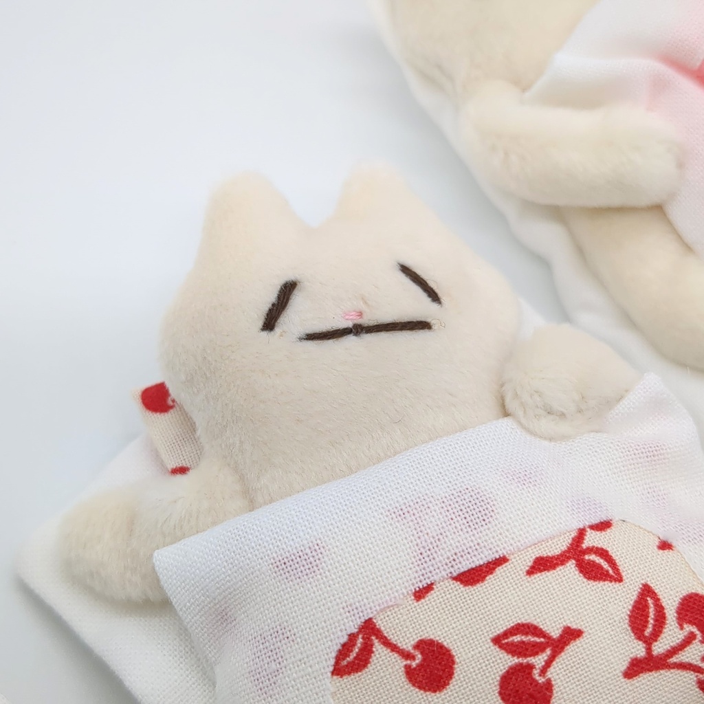 おふとんブローチ【白ネコ】