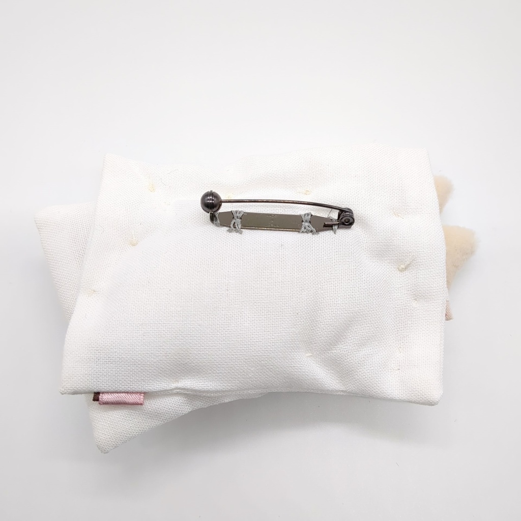 おふとんブローチ【白ネコ】