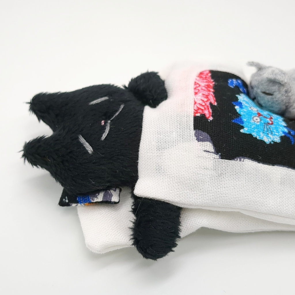 おふとんブローチ【黒ネコ】