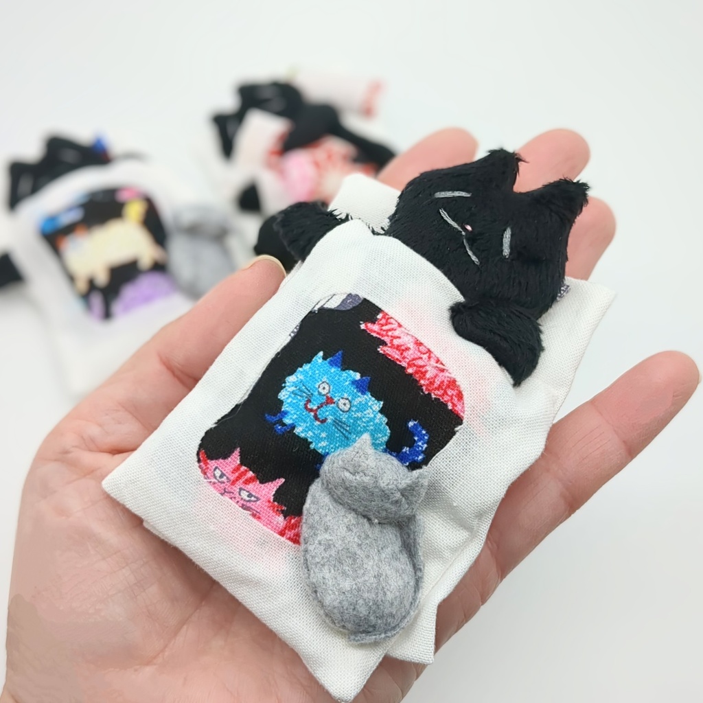 おふとんブローチ【黒ネコ】