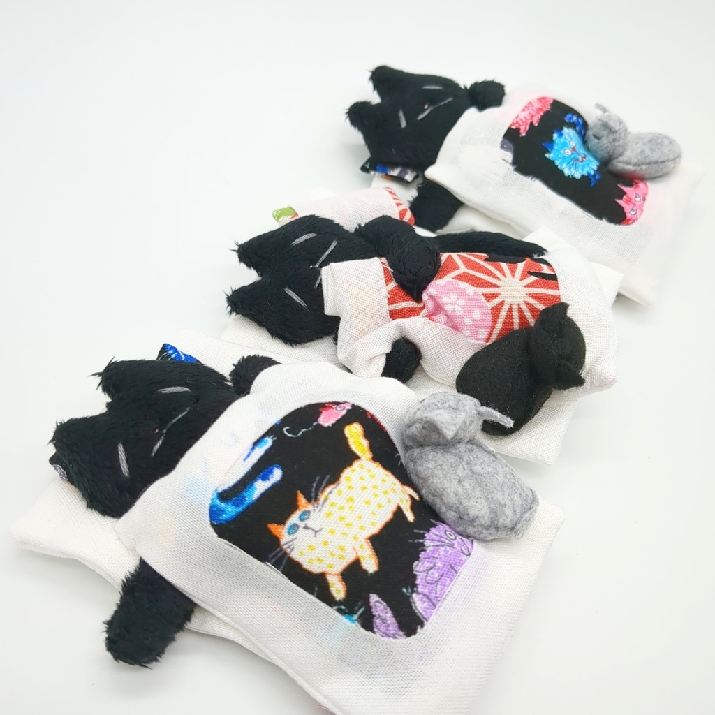 おふとんブローチ【黒ネコ】