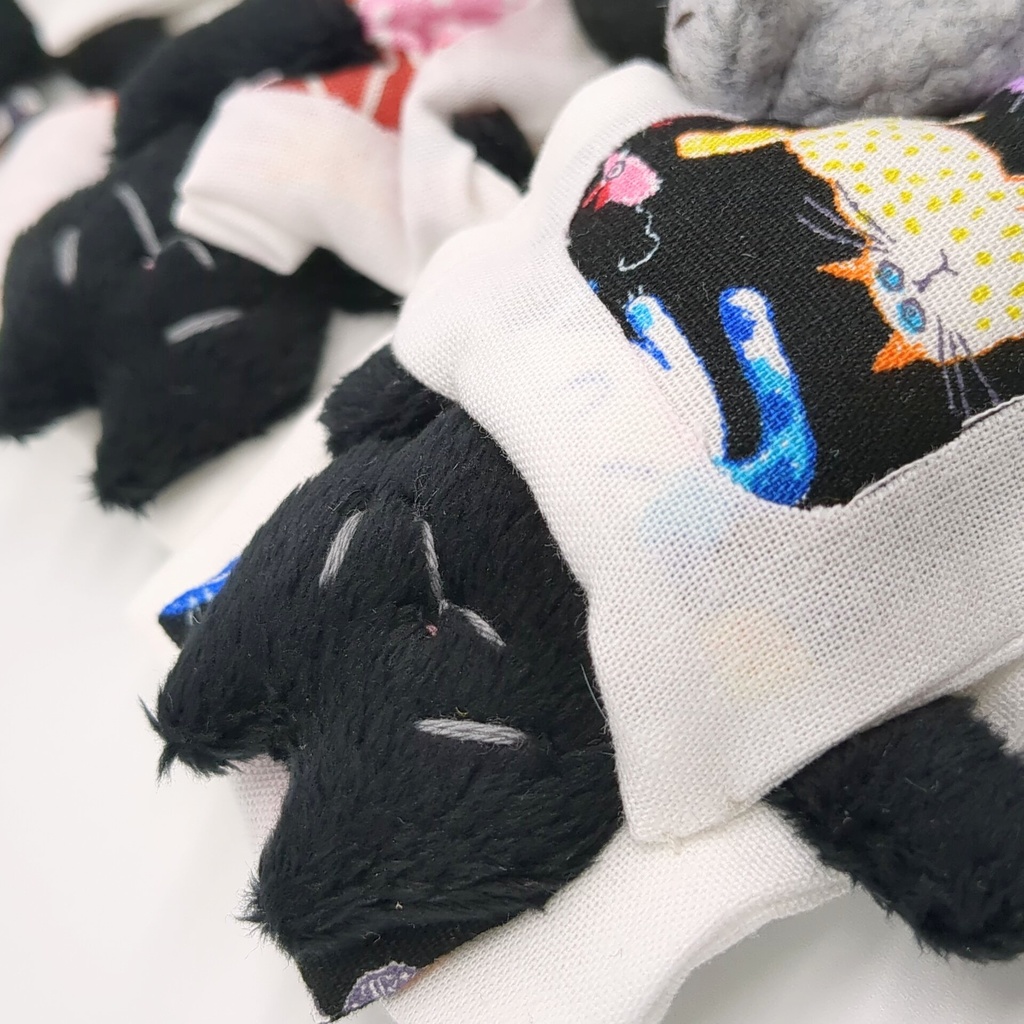 おふとんブローチ【黒ネコ】