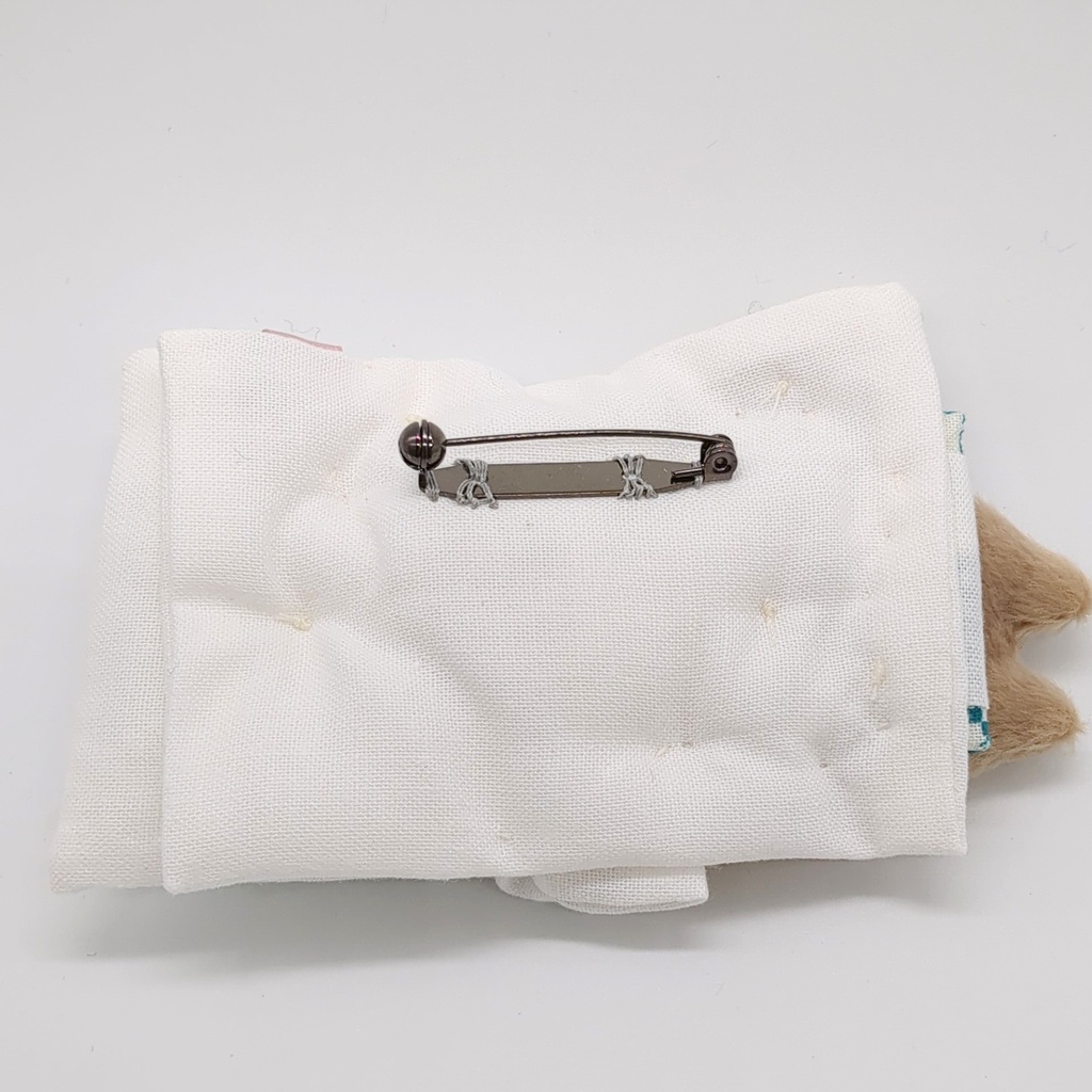 おふとんブローチ【灰色ネコ、茶ネコ】