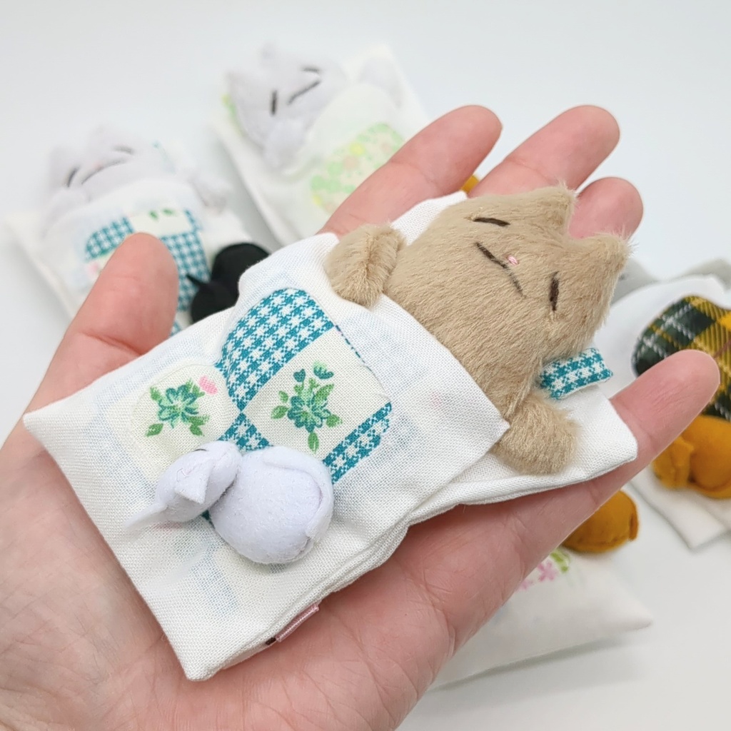 おふとんブローチ【灰色ネコ、茶ネコ】