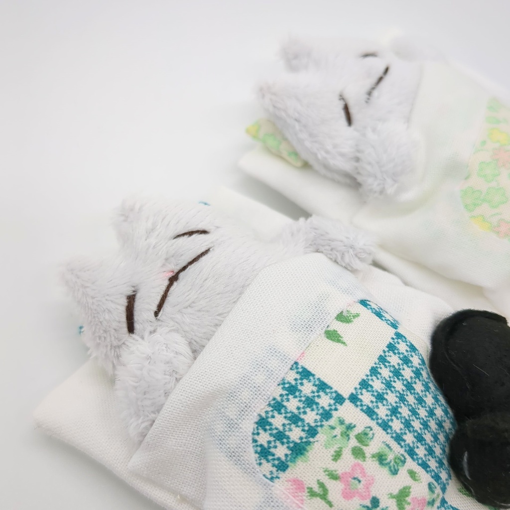 おふとんブローチ【灰色ネコ、茶ネコ】