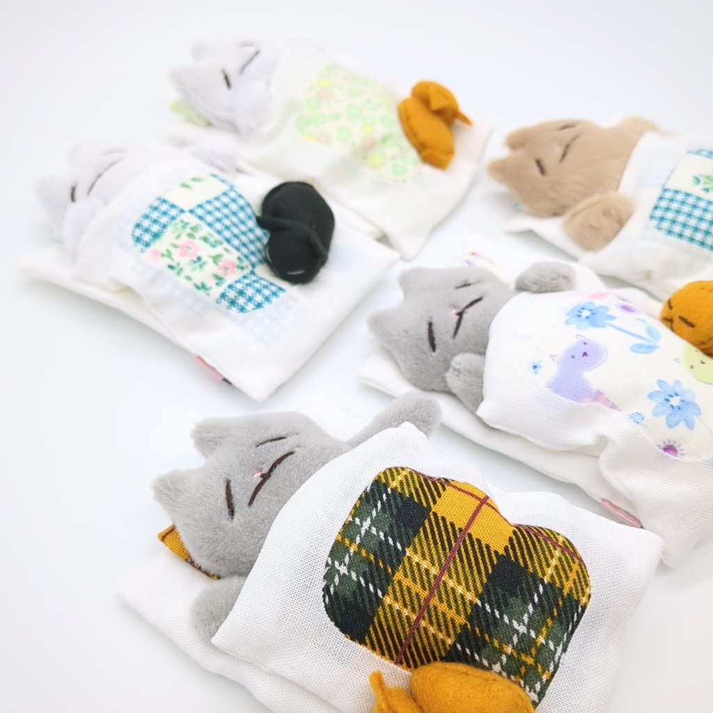 おふとんブローチ【灰色ネコ、茶ネコ】