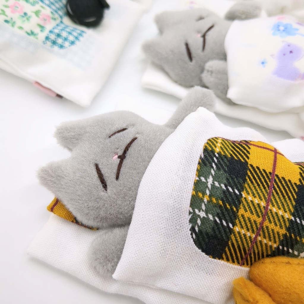 おふとんブローチ【灰色ネコ、茶ネコ】