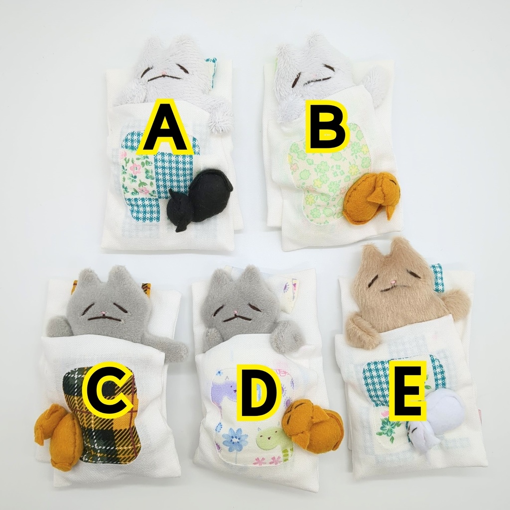 おふとんブローチ【灰色ネコ、茶ネコ】