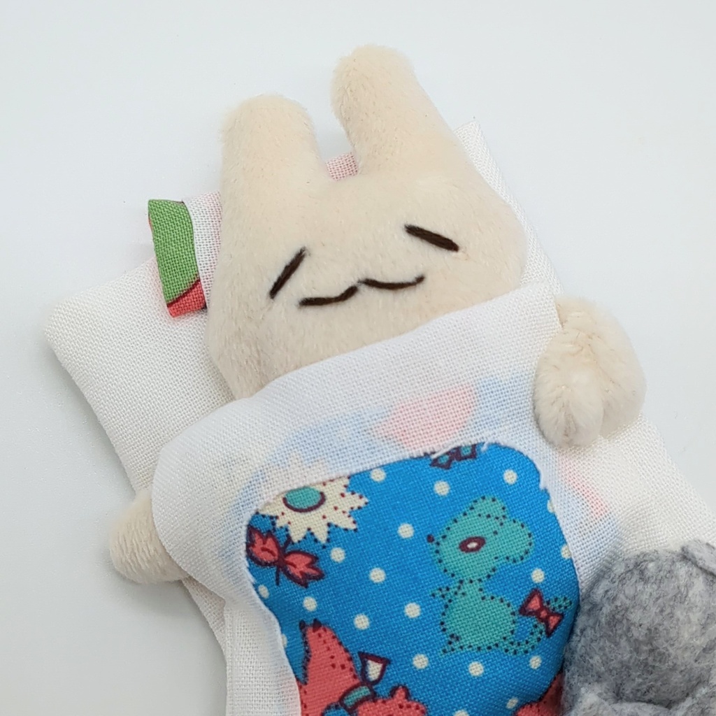 おふとんブローチ【うさぎさん】