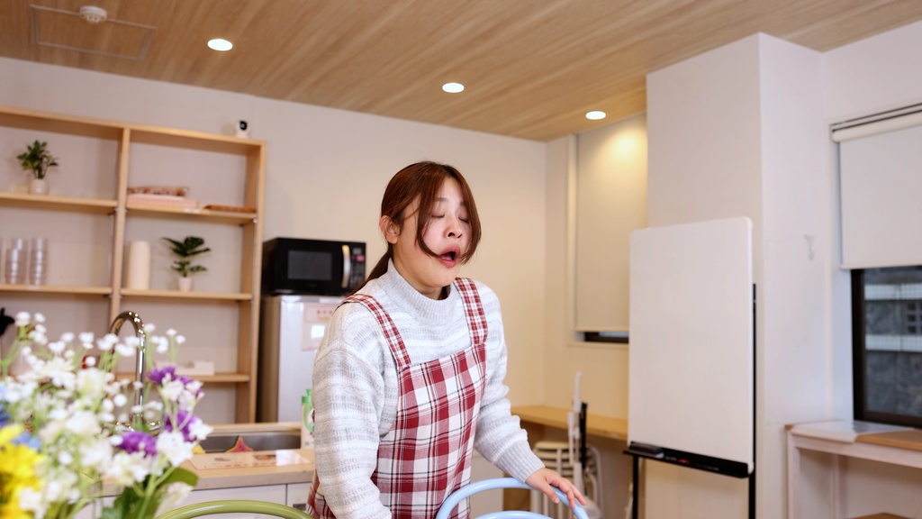 キッチンでくしゃみが止まらない御影れみさん Remi Mikage can't stop sneezing in the kitchen