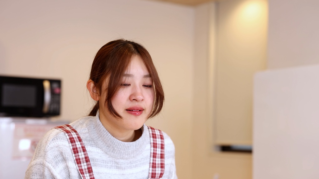 キッチンでくしゃみが止まらない御影れみさん Remi Mikage can't stop sneezing in the kitchen