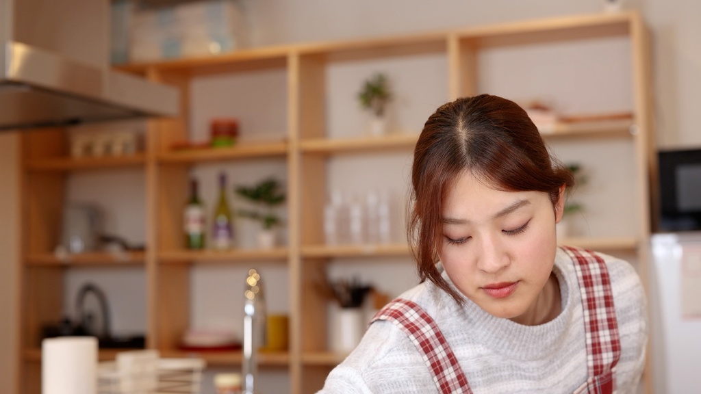 キッチンでくしゃみが止まらない御影れみさん Remi Mikage can't stop sneezing in the kitchen