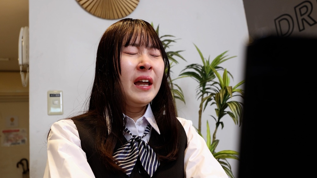 花粉症でくしゃみが止まらないさくらさん Sakura has hay fever and can't stop sneezing