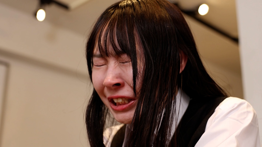 花粉症でくしゃみが止まらないさくらさん Sakura has hay fever and can't stop sneezing