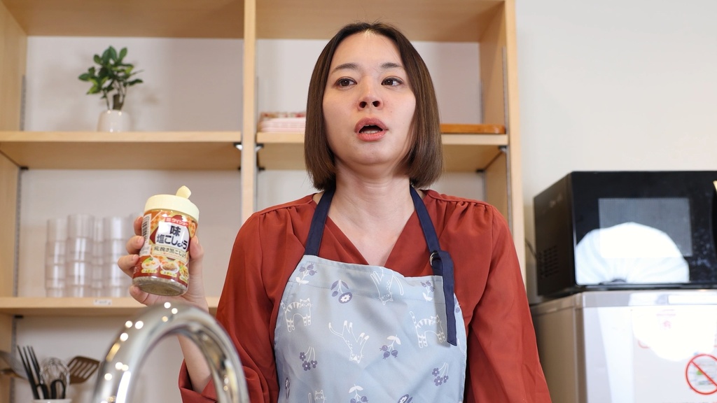 キッチンでくしゃみが止まらない平井栞奈さん Kanna Hirai can't stop sneezing in the kitchen