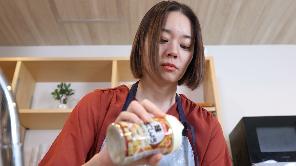 キッチンでくしゃみが止まらない平井栞奈さん Kanna Hirai can't stop sneezing in the kitchen