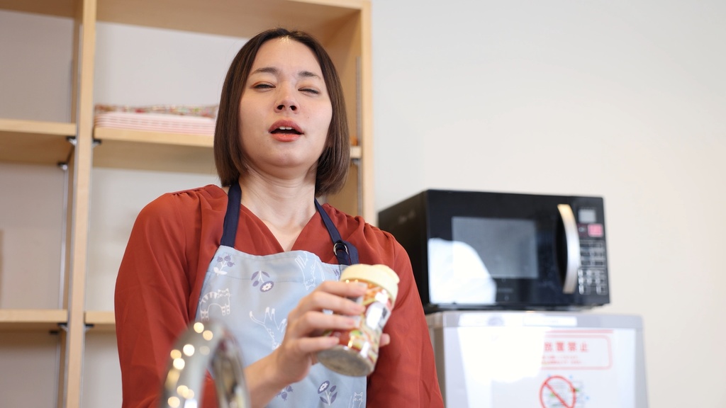 キッチンでくしゃみが止まらない平井栞奈さん Kanna Hirai can't stop sneezing in the kitchen
