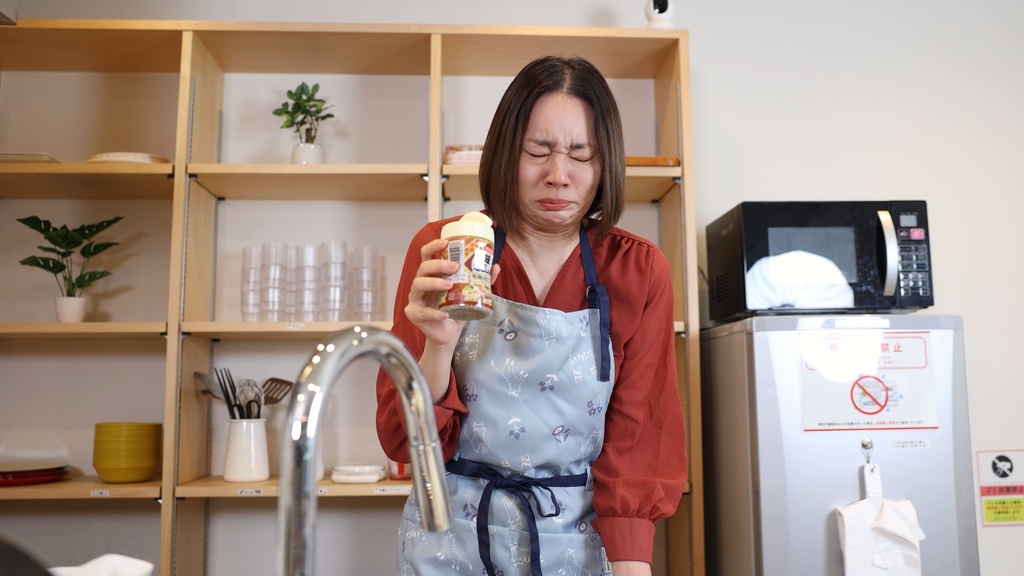 キッチンでくしゃみが止まらない平井栞奈さん Kanna Hirai can't stop sneezing in the kitchen