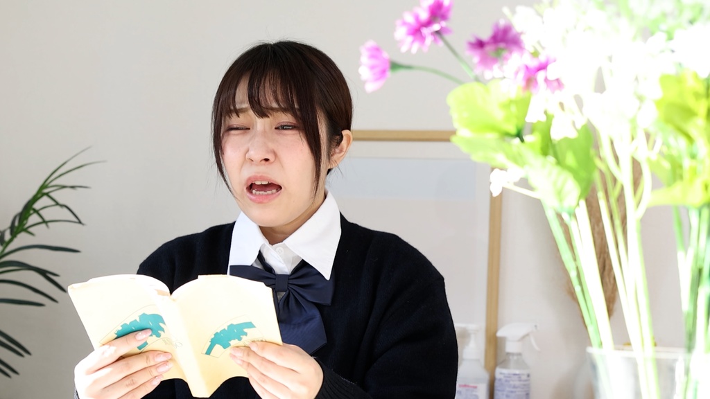 桐谷すずねさんの朗読くしゃみ Suzune Kiritani's sneezing while reading aloud video.