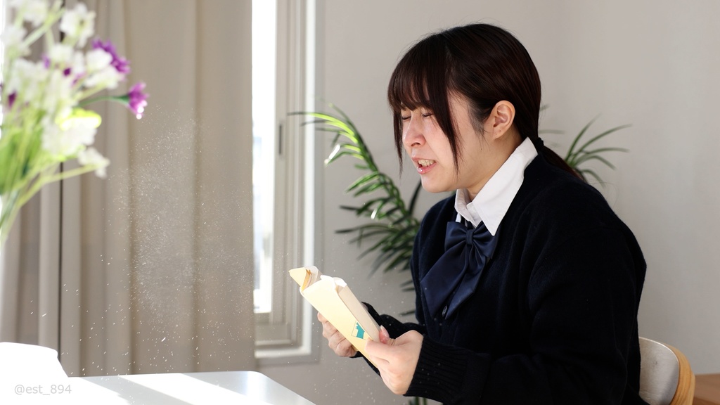 桐谷すずねさんの朗読くしゃみ Suzune Kiritani's sneezing while reading aloud video.