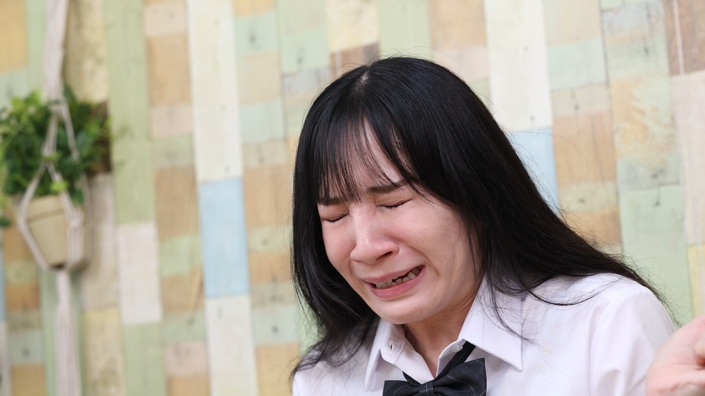 西尾まりなさんの朗読くしゃみ Marina Nishio's sneezing while reading aloud